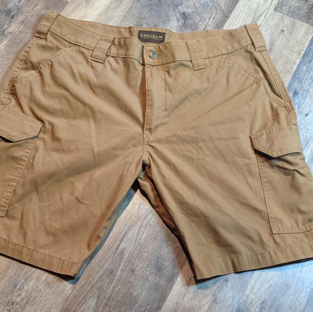 Men's Lincoln Outfitters tan cargo shorts
